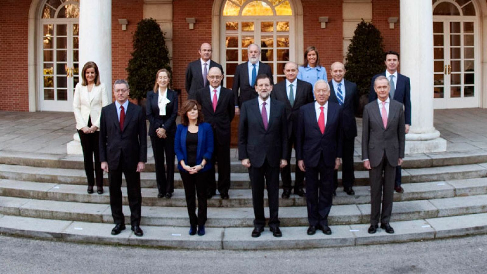 Rajoy posa con su gabinete en Moncloa antes de abrir su primer Consejo de Ministros
