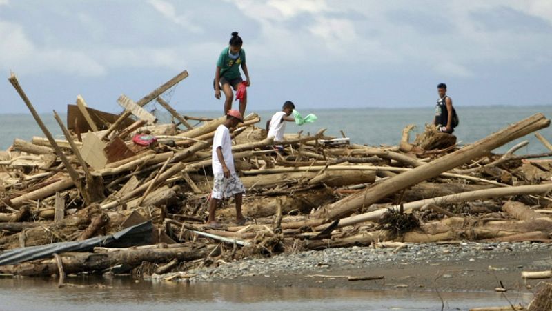 En Filipinas se elevan ya a más de mil el número de muertos por las inundaciones 
