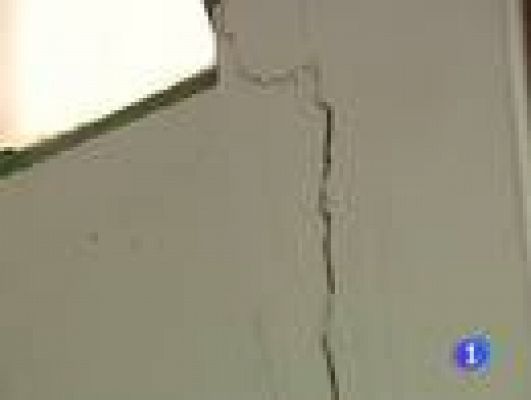 Telediario 1 - Grietas de hasta 20 centímetros de ancho