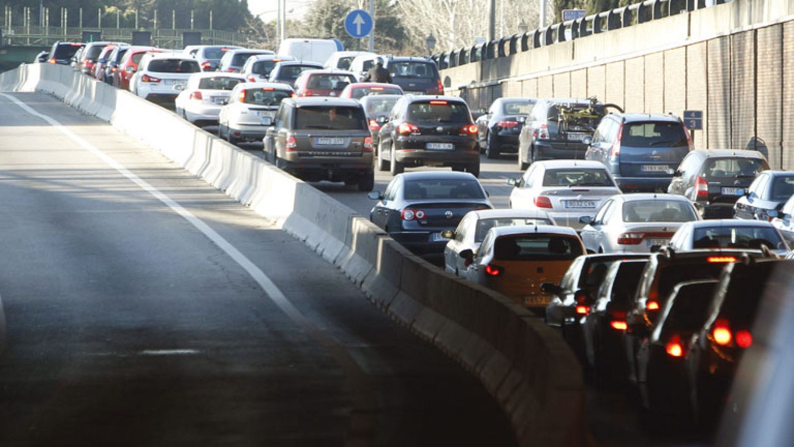 La operación de Navidad de la DGT arrancó el viernes a las 15 horas de la tarde. Las complicacinoes se agudizan en las salidas de Madrid, en la A4, A1 y A6, sobre todo. El dispositivo especial de Navidad concluirá el próximo día 8 de enero.