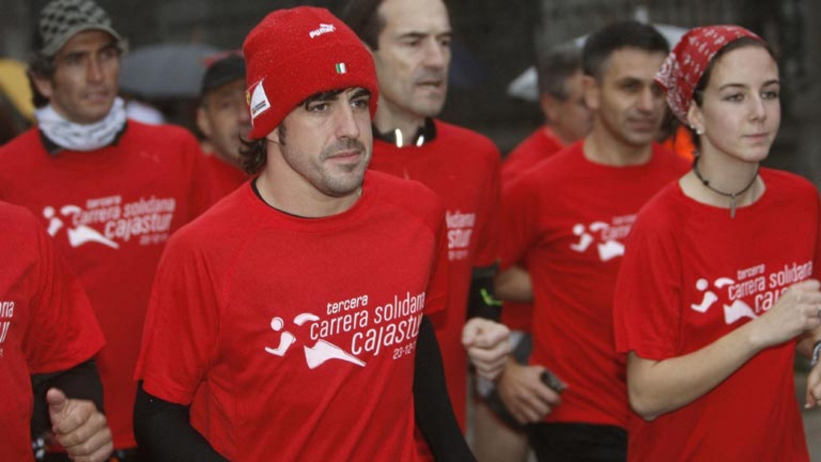 Fernando Alonso ha participado en una carrera solidaria por las calles de Oviedo, junto a otros mil corredores. Todo lo recaudado será entregado a la ONG Manos Unidas. 