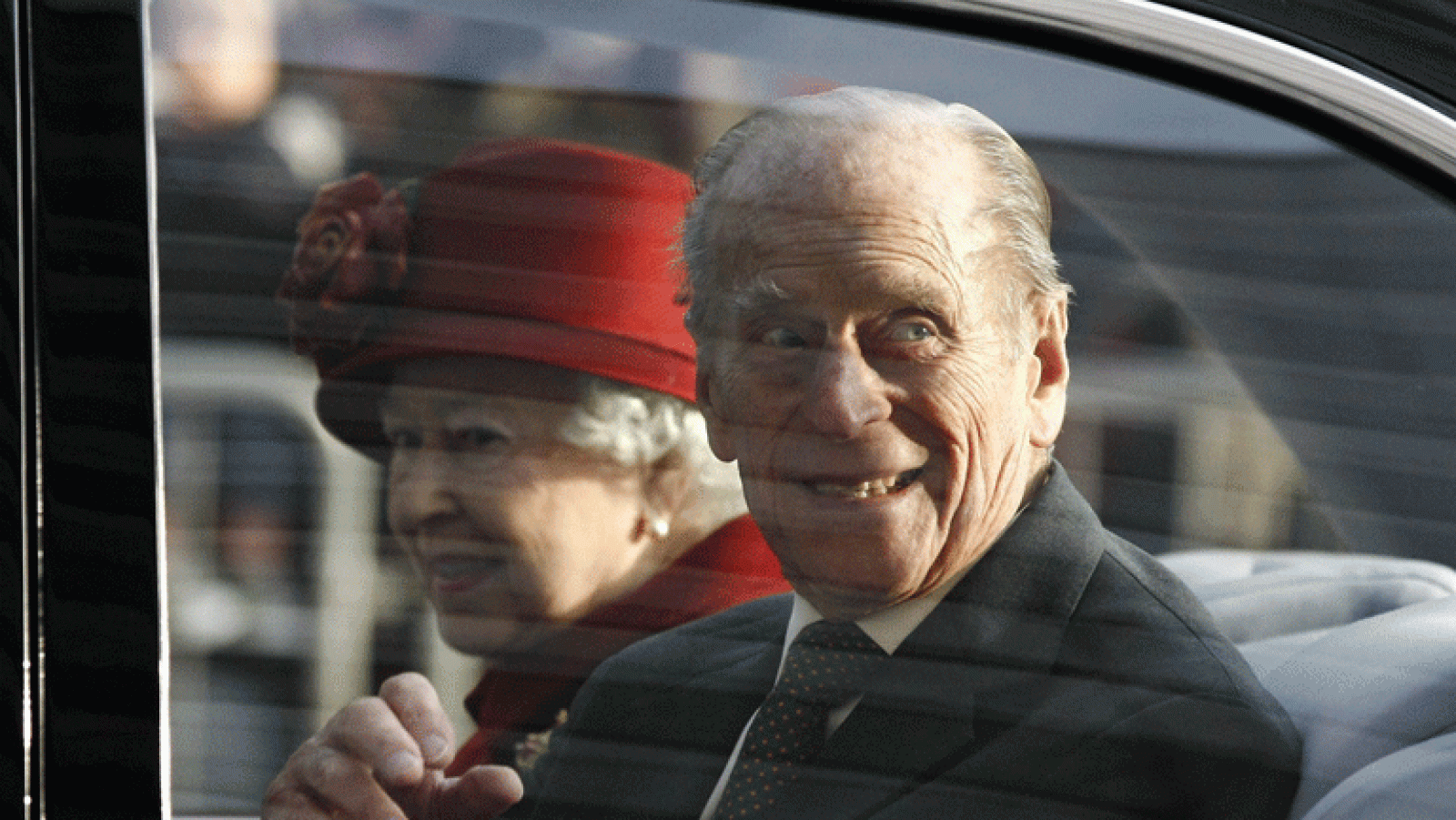 El príncipe Felipe, esposo de la reina Isabel II de Inglaterra, permanecerá ingresado "un corto período" en el hospital, tras ser operado anoche con éxito de la obstrucción de una arteria coronaria, informó hoy el Palacio de Buckingham. (TVE, 24/12/2011)
