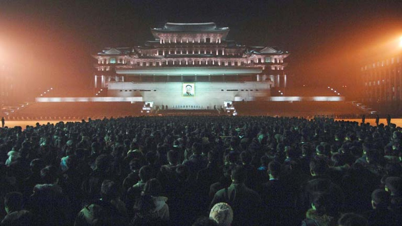 El diario norcoreano Rodong Sinmun se ha referido este sabado a Kim Jong-un, hijo y sucesor del recién fallecido dictador Kim Jong-il, como "comandante supremo", una señal de que podría ser nombrado cabeza de las Fuerzas Armadas de manera inminente.