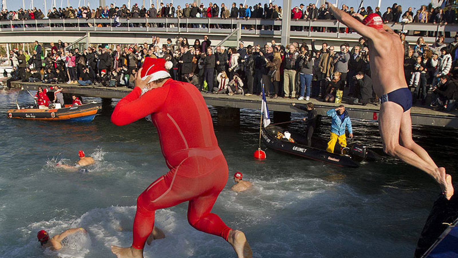 Cientos de personas han participado, como cada año, en la tradicional Copa Nadal, una prueba de natación que se celebra cada 25 de diciembre en Barcelona.