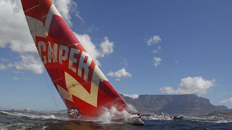 En pleno día de Navidad, los participantes en la Volvo Ocean Race luchan por el liderato de la carrera. El barco hispano-neozelandés Camper ha arrebatado la cabeza al Telefónica en una zona desconocida para evitar el posible ataque de piratas en la z