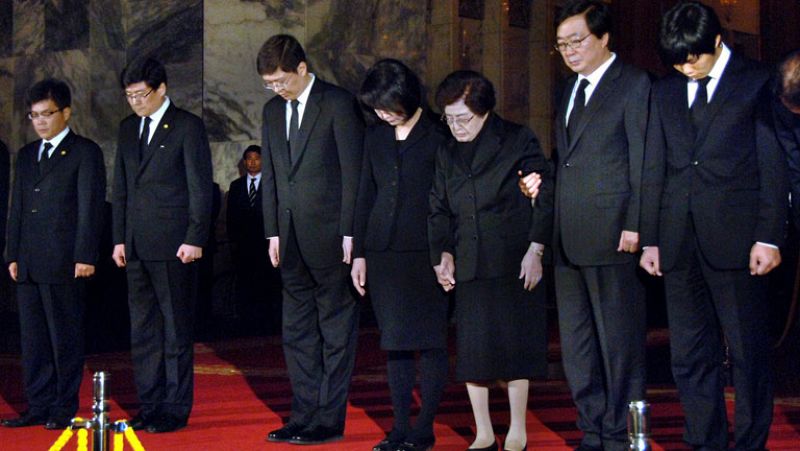 Comitivas de Corea del Sur llegan al norte para presentar sus condolencias por la muerte de Kim Jong il
