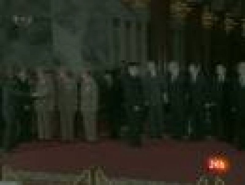  Tres minutos de silencio han cerrado hoy en Pyongyang los actos funerarios en honor del dictador Kim Jong-il, fallecido el pasado 17 de diciembre, tras el multitudinario memorial organizado en la céntrica plaza Kim Il-sung. Antes de los tres minutos, cañones de artillería cercanos a la plaza han disparado 21 salvas de condolencia, tal y como han mostrado las imágenes ofrecidas por la televisión estatal norcoreana KCTV.
