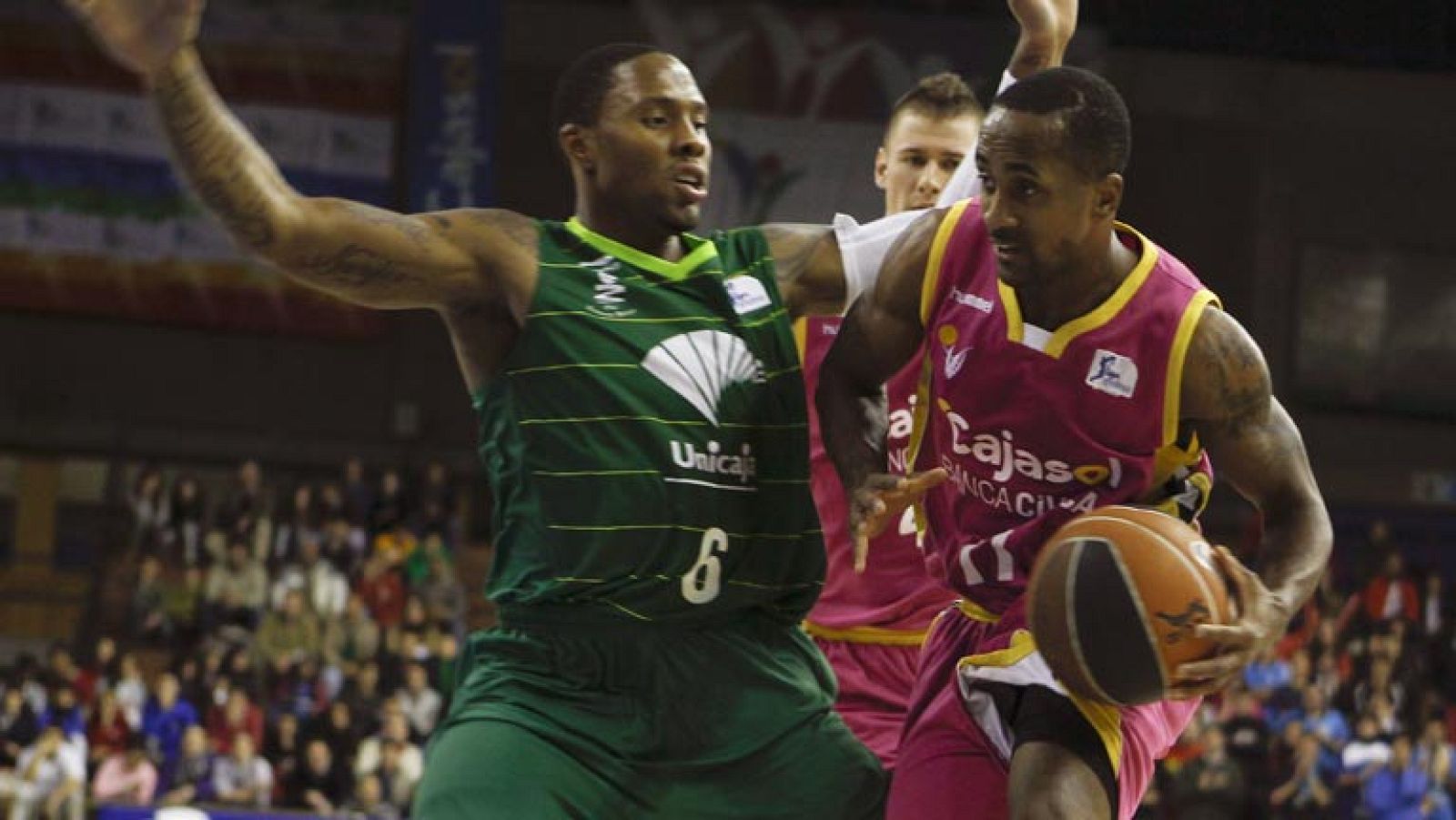 El Unicaja ha dado un gran paso para asegurarse ser cabeza de serie en la próxima edición de la Copa del Rey, al superar por 68-72 en Sevilla al Cajasol Banca Cívica, en un partido en el que casi siempre estuvo por debajo en el marcador, pero que con