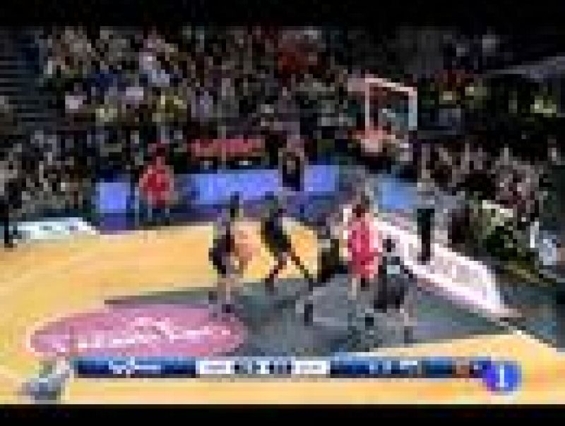 Los mates de Mica Downs frente al Barça Regal copan las dos primeras posiciones del podio más espectacular de la Liga Endesa en la jornada número 13, que completa el triple sobre la bocina de Fernando San Emeterio.