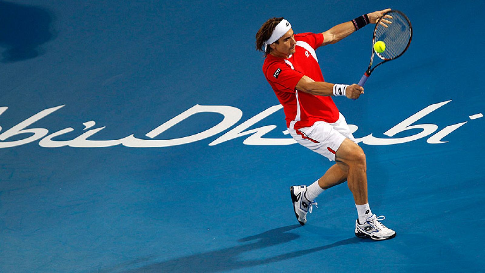 En un ambiente más festivo que competitivo, David Ferrer ha superado a Rafa Nadal en las semifinales del torneo de Abu Dhabi y jugará la final frente a Novak Djokovic, que se deshizo de Federer en la segunda semifinal.