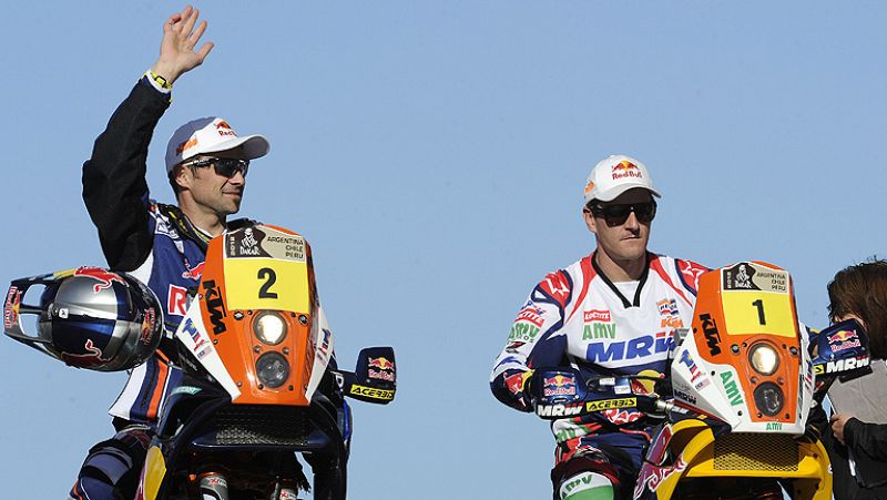 El piloto español de motos Marc Coma (KTM) ha finalizado segundo  en la primera etapa del Rally Dakar, que ha comenzado este domingo  con un recorrido de 820 kilómetros entre las localidades argentinas  de Mar del Plata y Santa Rosa, tras llegar por