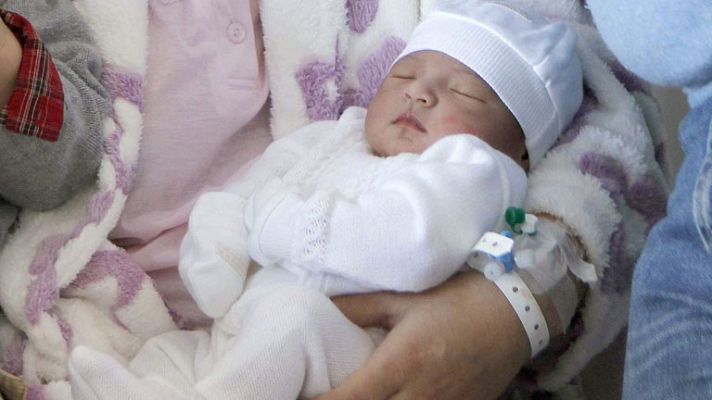 Telediario 1 - Los primeros bebés del año