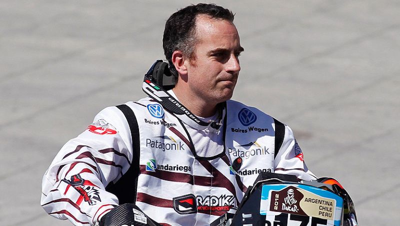    El piloto argentino de motos Jorge Martínez Boero, de 38 años, ha  fallecido este domingo en la jornada inaugural del Rally Dakar, el  segundo en el que participaba, víctima de una grave caída en el  kilómetro 55 de la especial de la primera etapa