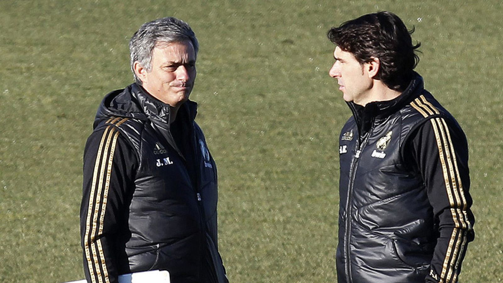 El Real Madrid ha completado este domingo la primera sesión de  entrenamiento del año 2012 y lo ha hecho con la mente puesta en el  duelo de Copa del Rey que les medirá, el próximo martes en el  Santiago Bernabéu, al Málaga, en una sesión matinal en