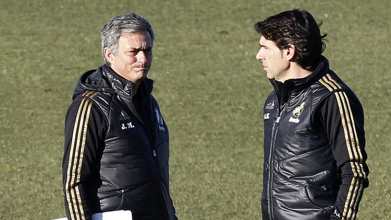 El Real Madrid ha completado este domingo la primera sesión de  entrenamiento del año 2012 y lo ha hecho con la mente puesta en el  duelo de Copa del Rey que les medirá, el próximo martes en el  Santiago Bernabéu, al Málaga, en una sesión matinal en 