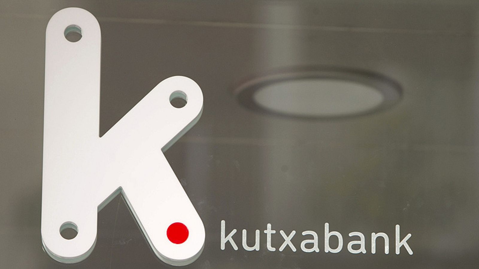 Kutxabank --el banco fruto de la integración de las cajas de ahorro vasas (la alavesa Vital, la guipuzcoana Kutxa y la vizcaína BBK)-- inicia su andadura este lunes como el noveno grupo financiero del sistema bancario español con unos activos de 75.729 millones de euros. Estará presidido por el abogado Mario Fernández, actual presidente de BBK y exvicelehendakari con el PNV entre 1882 y 1885, y tendrá una red de 1.300 oficinas y una plantilla de más de 9.000 personas.
