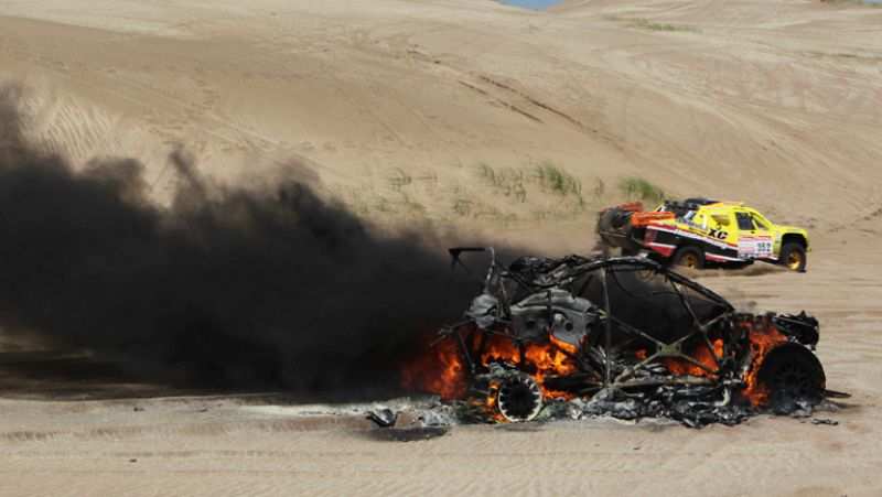 El primer abandono en el Dakar llegó con cierta espectacularidad. El sudafricano Alfie Cox y su navegante fueron víctimas de un incendio, el cual destruyó su Volvo con el que competían.