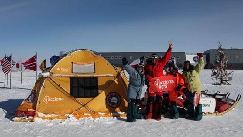 La expedición Acciona Windpowered Antártica ha recorrido 2.040 kms de travesía a bordo de un catamarán movido exclusivamente por la fuerza tractora de grandes cometas de hasta ochenta metros cuadrados. Cien años después de la llegada de Amundsen y Sc