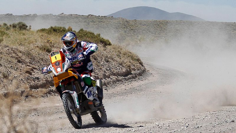 El piloto español Marc Coma (KTM) se colocó como líder del Rally  Dakar tras adjudicarse la segunda etapa, celebrada entre las  localidades de Santa Rosa de la Pampa y San Rafael, mientras que en  coches el francés Stephane Peterhansel es el nuevo je