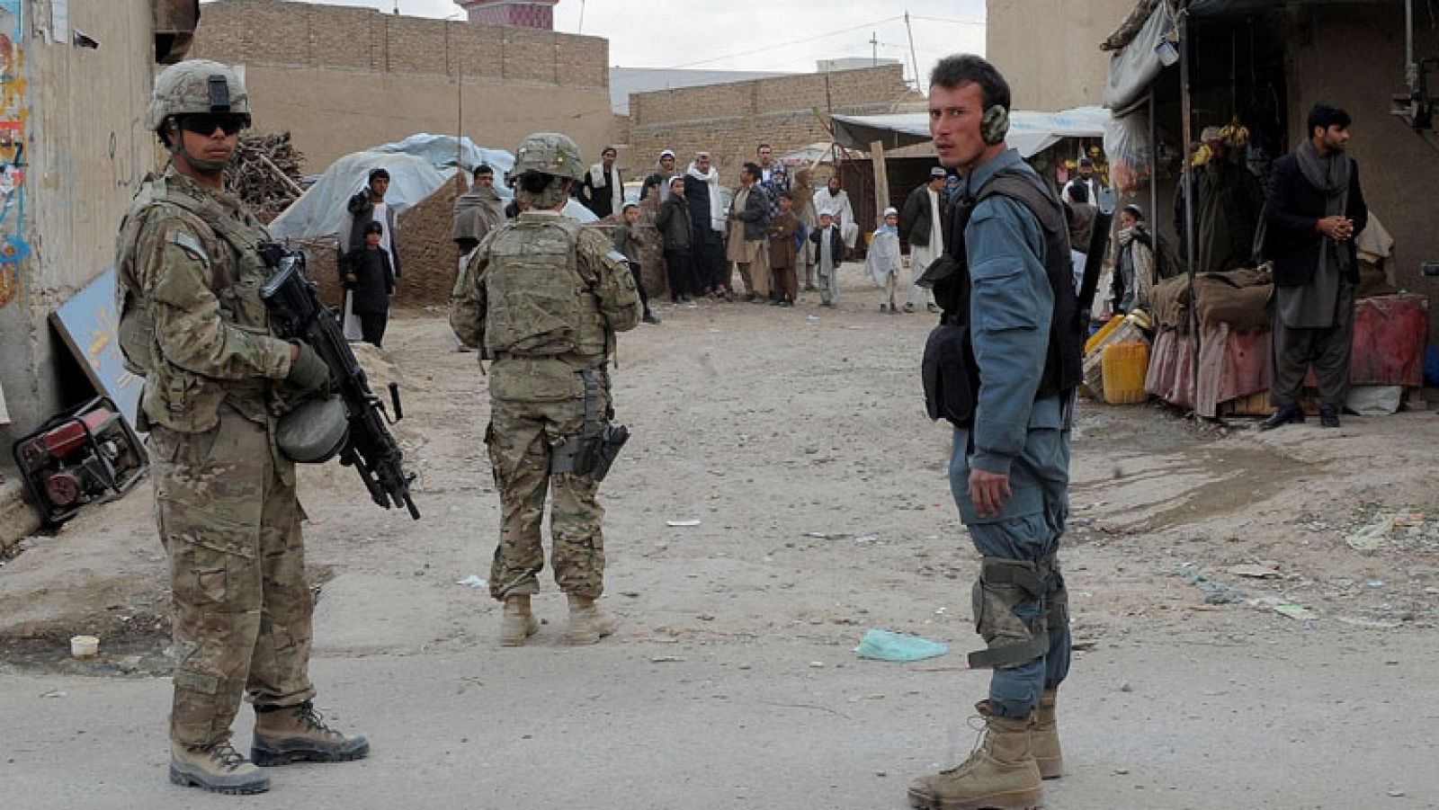 Cuatro niños y un policía han muerto en la ciudad de Kandahar, al sur de Afganistán, en un ataque suicida de un terrorista contra las fuerzas de seguridad.