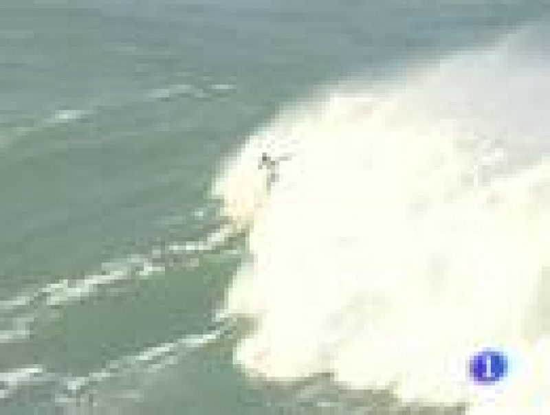 Esto que ven no es Hawai, ni Australia, ni Brasil, es la localidad vizcaina de Getxo. Allí, en el acantilado de Punta Galea hemos visto hoy estas olas que han superado los 5 metros y que han permitido lucirse a los 16 surfistas que participan en el "