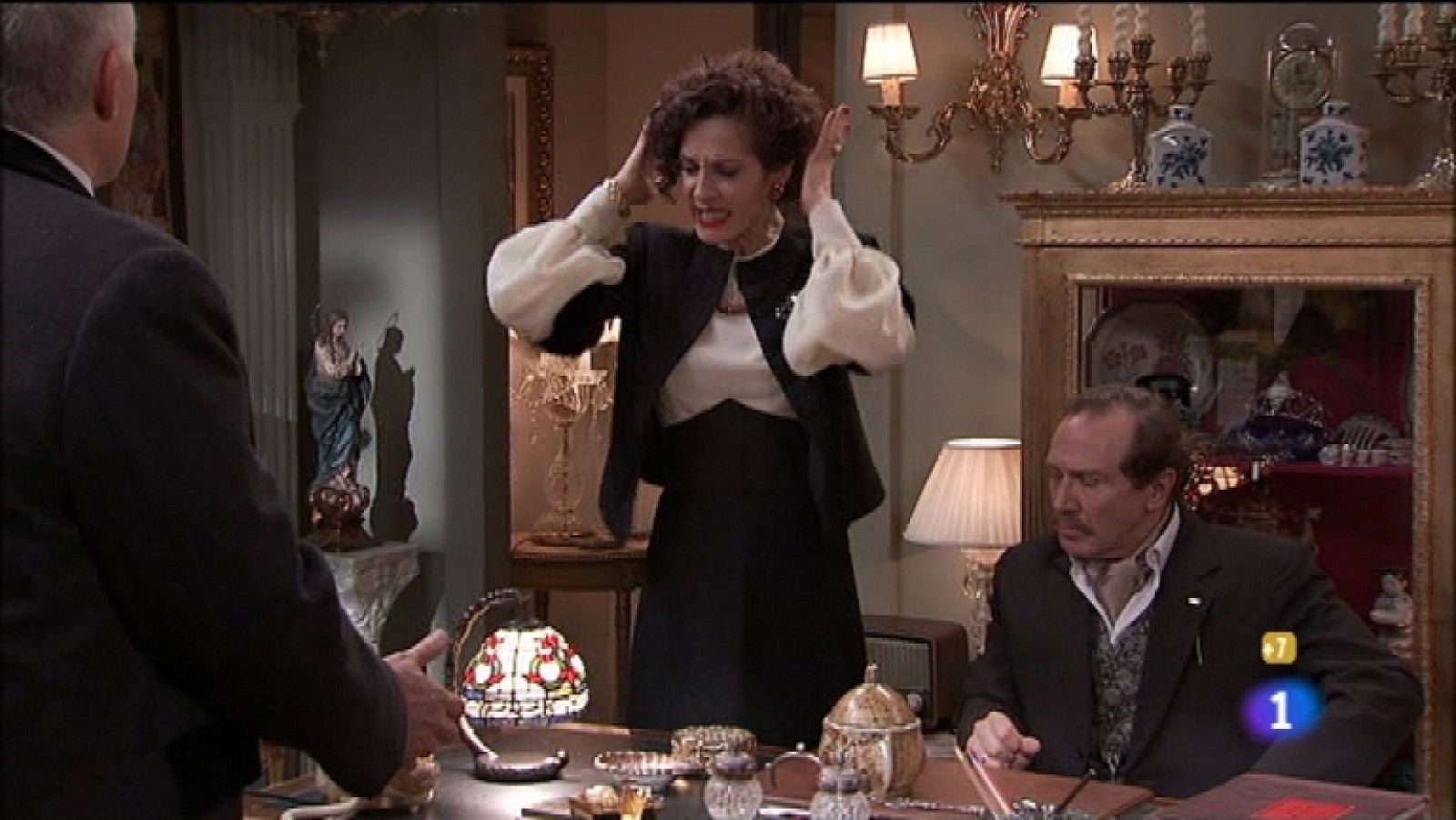 Amar en tiempos revueltos - T7 - Capítulo 83 - El Marqués aparece para disculparse pero Angélica no se lo pone fácil - Ver ahora