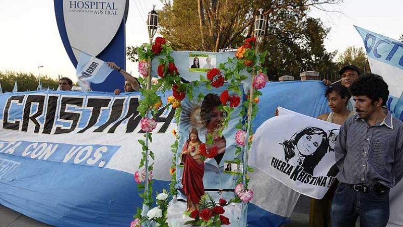  La presidenta argentina, Cristina Fernández, ha ingresado en el Hospital Austral, en la periferia de Buenos Aires, para ser operada hoy de un cáncer de tiroides. Fernández, de 58 años, se trasladó en el helicóptero de la Presidencia de la Nación, ac