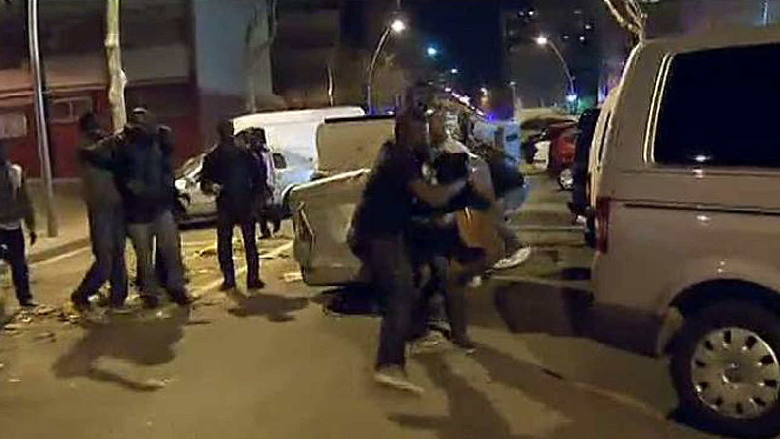 Los Mossos d'Esquadra han realizado en total cuatro detenciones relacionadas con la muerte de un hombre senegalés de un disparo en el  barrio de Besòs de Barcelona, que desencadenó este martes altercados en la zona entre vecinos que protestaban por el crimen y la policía. Según ha informado fuentes policiales, los dos últimos detenidos son familiares de los dos arrestados el martes por su presunta implicación en el crimen, dos hermanos que acumulan numerosos antecedentes.