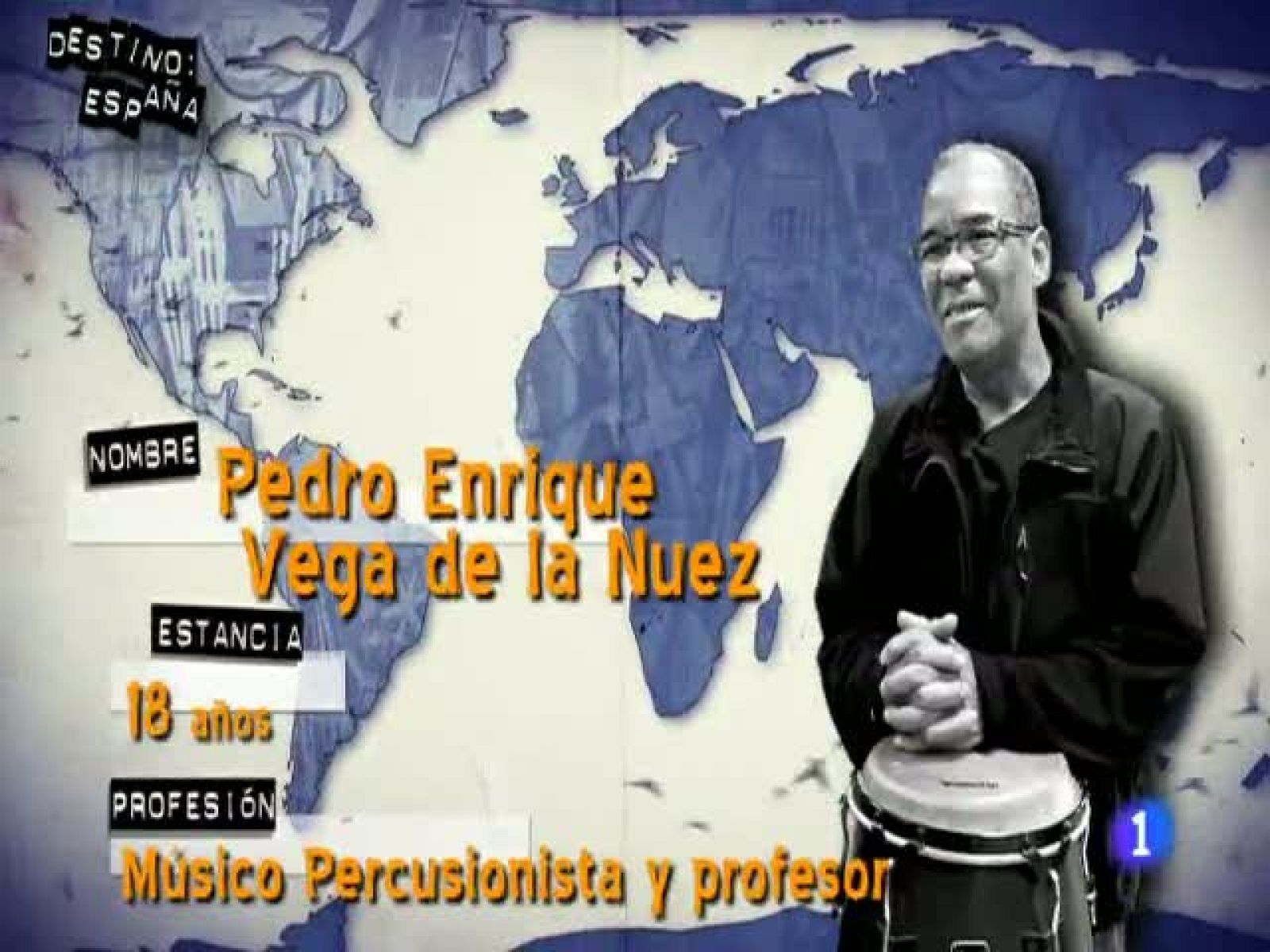Como muchos cubanos Pedro lleva el ritmo puesto. Es profesor de percusión y dentro de poco inventor. Lo será cuando acabe el tambor que él mismo ha ideado.