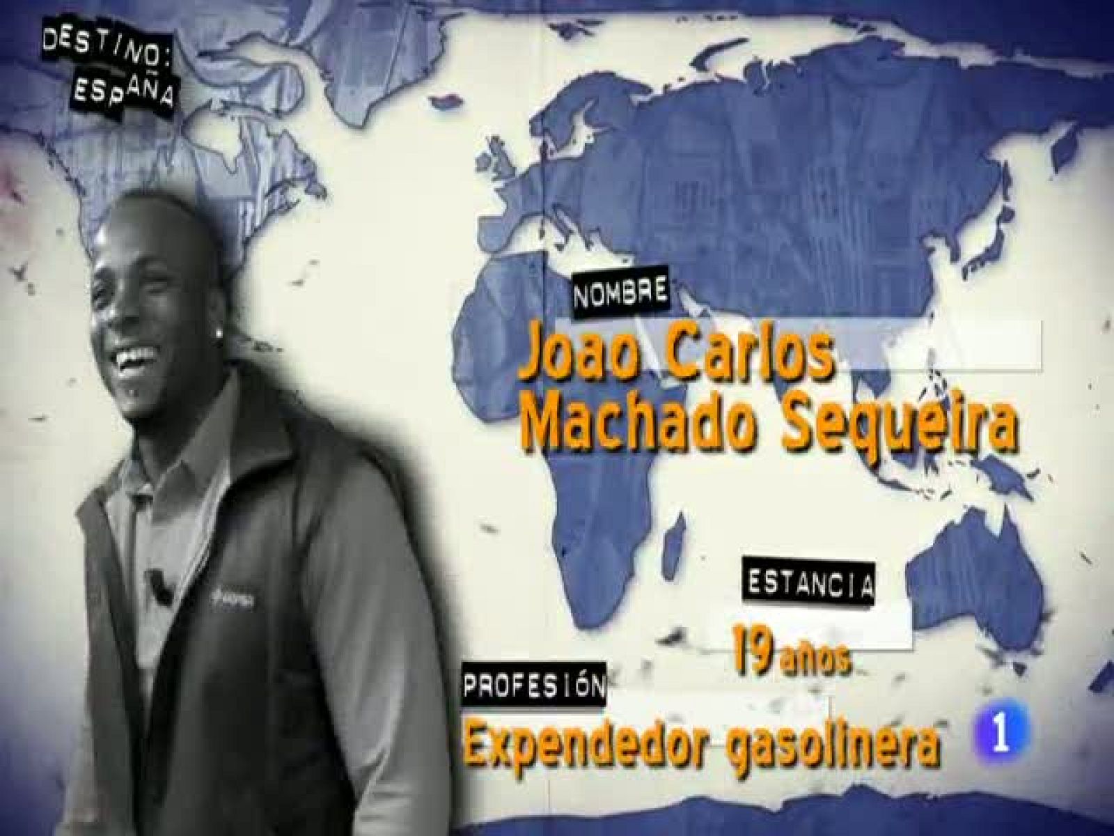 Joao dejó su Angola natal para jugar al fútbol. Hace 19 años no era tan sencillo así que tuvo que buscarse la vida. Durante el día tiene un trabajo normal pero por la noche¿ se transforma.