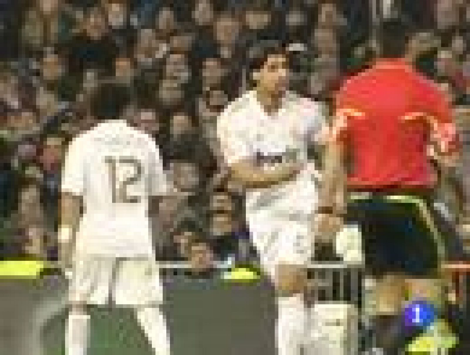 Mourinho se la juega en Copa del Rey ante el Málaga con tres cambios de una tacada y acierta. El pobre Madrid del primer tiempo dio paso a otro radicalmente distinto. Con tres cambios, Mourinho revolucionó un encuentro liderado por Benzema. 