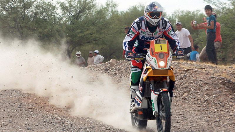 El piloto de motos español Marc Coma (KTM) ganó hoy la cuarta etapa del Dakar, entre las localidades argentinas de San Juan y Chilecito, y le recortó 2 minutos y 2 segundos en la general al francés Cyril Despres (KTM), que fue segundo.El piloto franc