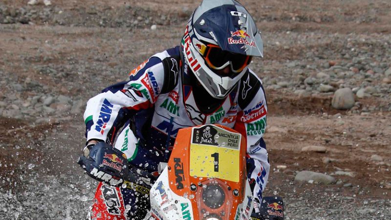 El piloto español Marc Coma (KTM) quiso dejar bien claro que  todavía sigue "presente" en el Rally Dakar 2012 después de imponerse  en la cuarta etapa del certamen y recortar dos minutos al líder de la  categoría, el francés Cyril Despres (KTM). 