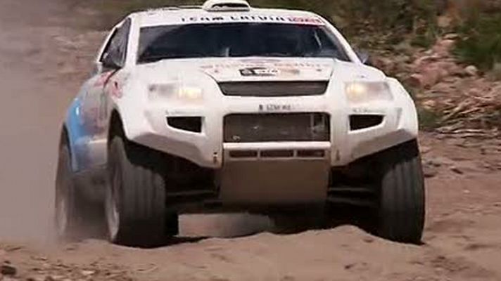 Un coche eléctrico en las dunas del Dakar
