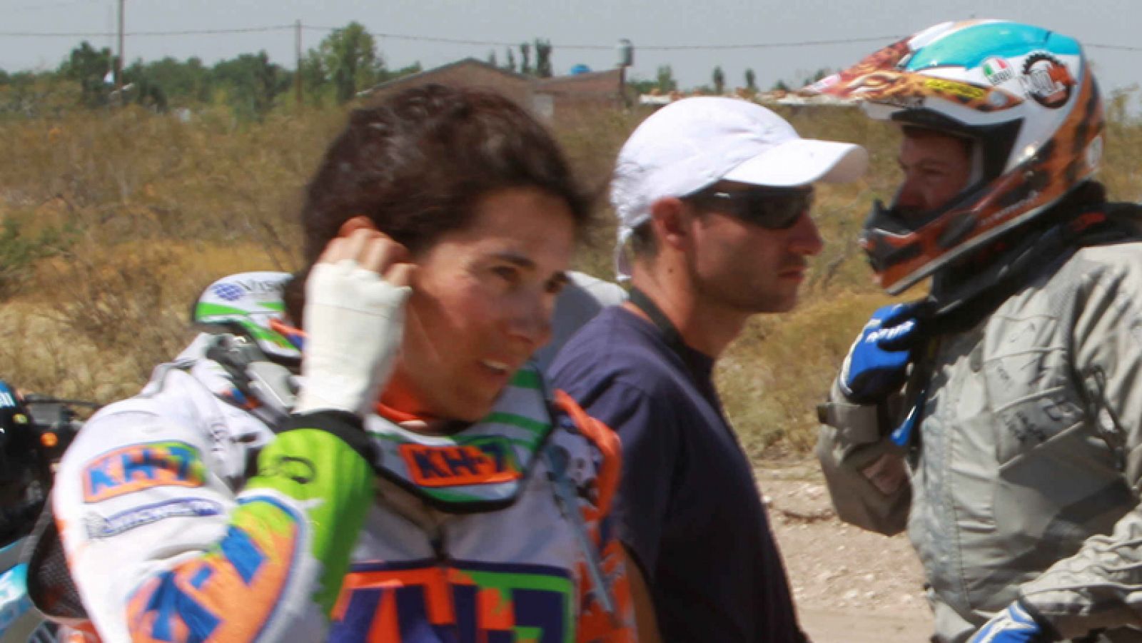 La piloto española Rosa Romero explica a TVE su abandono del Rally Dakar en la categoría de motos después de  que no pudiese solucionar la avería de su KTM, producida en la  tercera etapa del 'raid'.