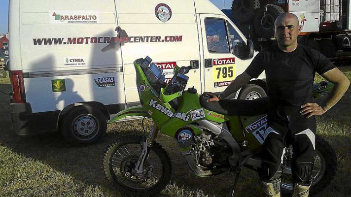 Un albañil indestructible en el Dakar