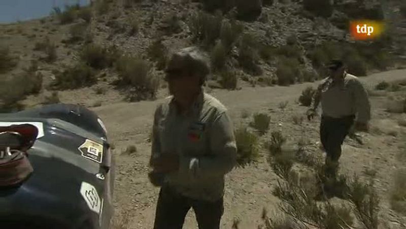 Muchos pilotos paran en carrera para auxiliar a sus compañeros cuando sufren algun pinchazo o tienen problemas mecánicos. Es un regla de solidaridad no escrita en el Dakar.