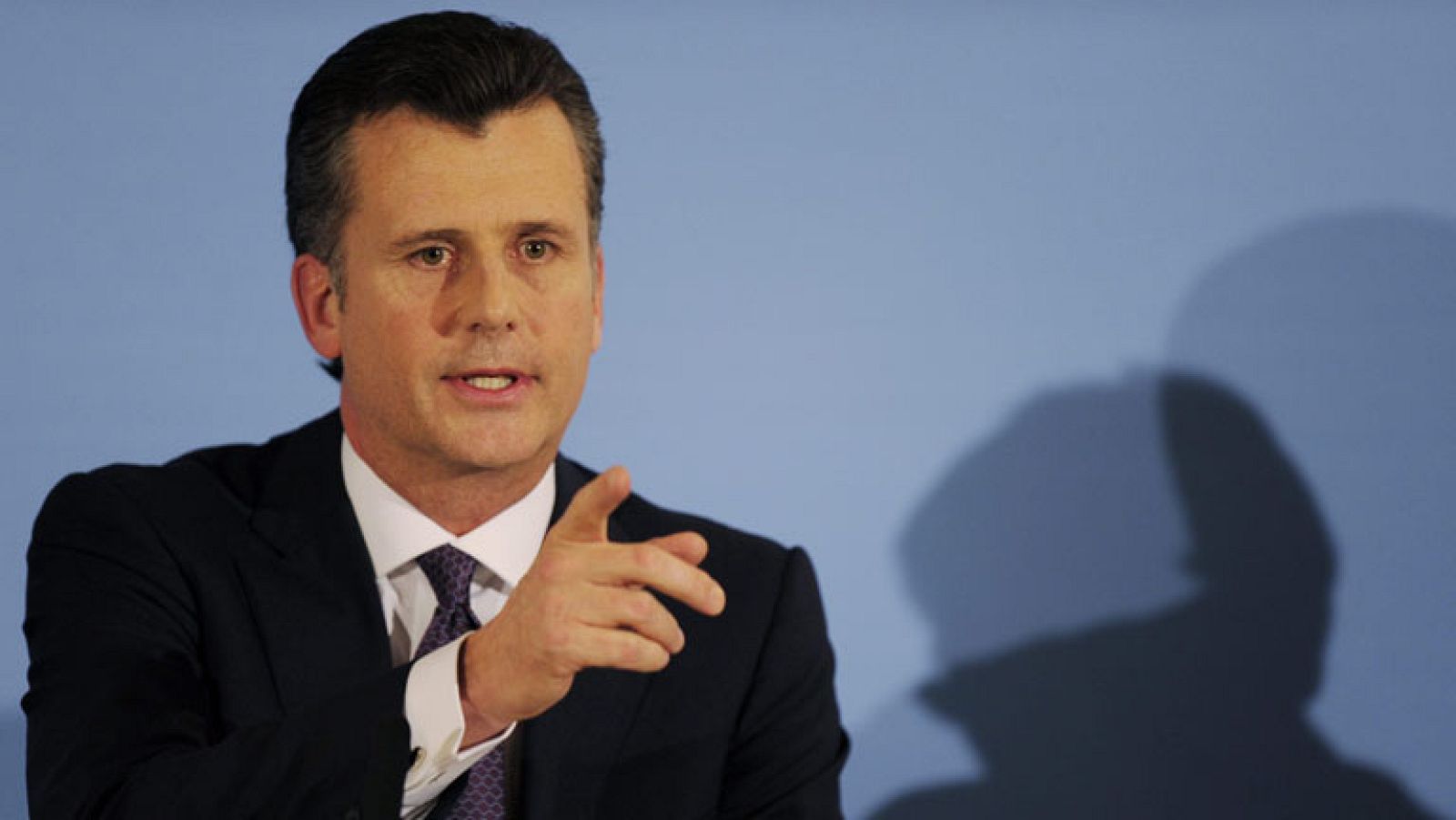 El presidente del Banco Nacional Suizo se mantiene en el cargo pese al escándalo por sus transacciones