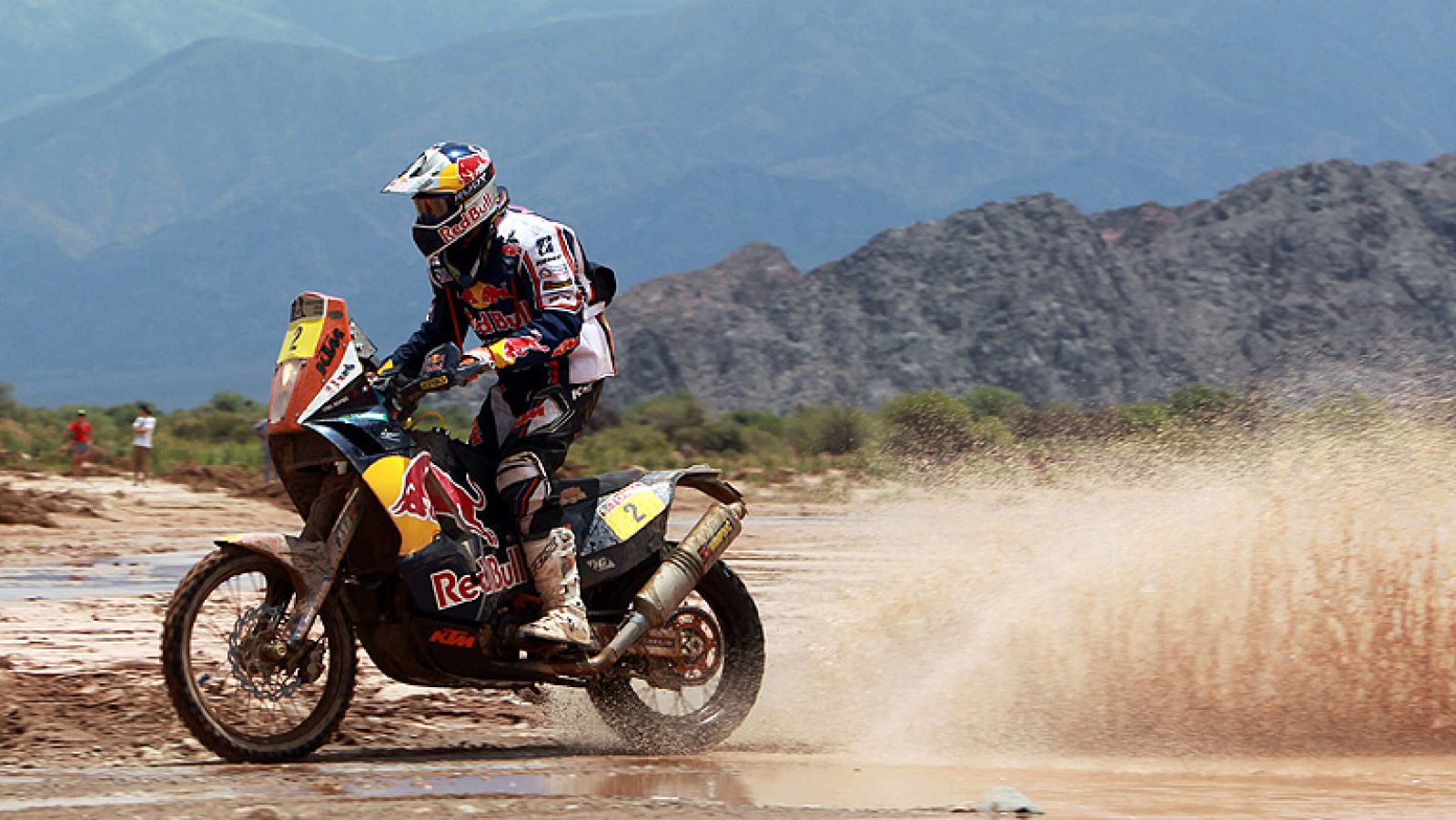 El piloto de motos francés Cyril Despres (KTM) se impuso hoy en la quinta etapa del Dakar y lidera con solidez la carrera, como su compatriota Stéphane Peterhansel (Mini) en autos, aunque sus compañeros de equipo se mantienen al acecho.   Despres fue