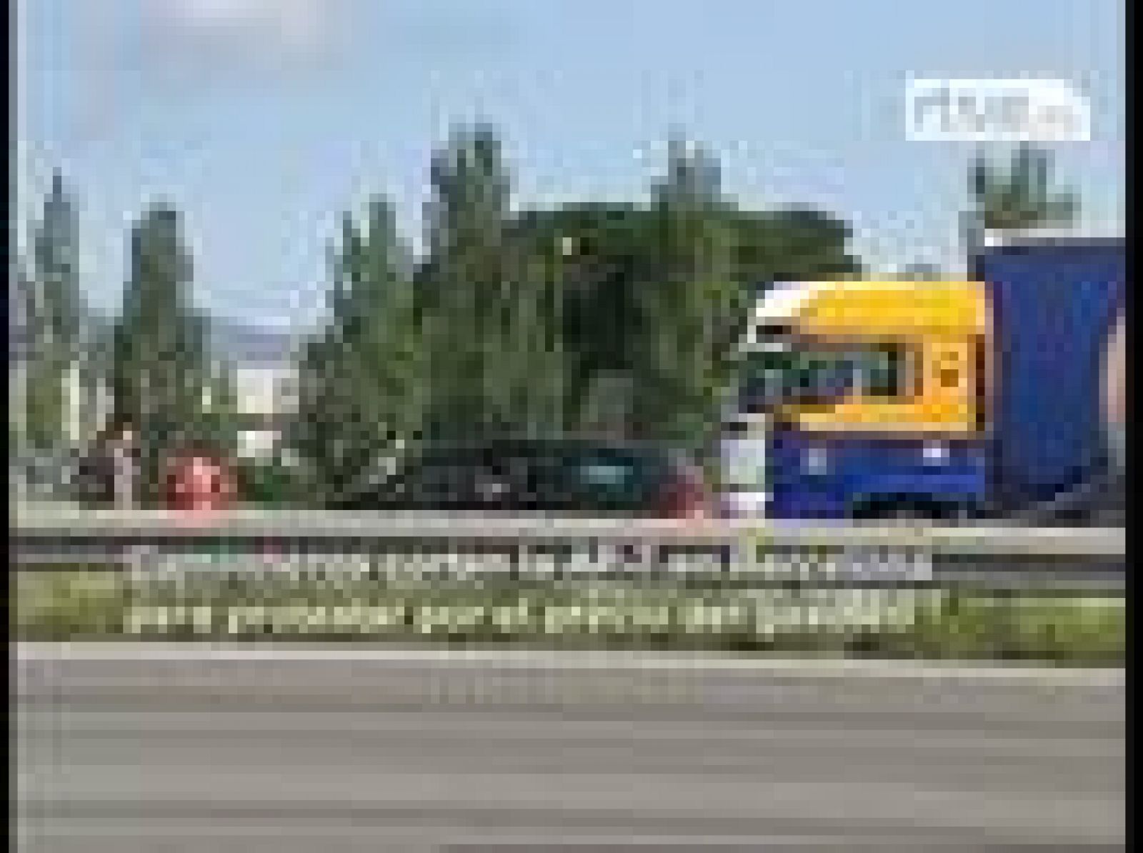 Momento en que unos camioneros cortan la autopista AP-7 en Barcelona.