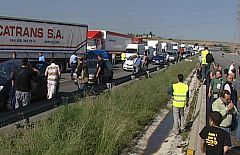 Camioneros cortan la autopista AP-7 en Barcelona