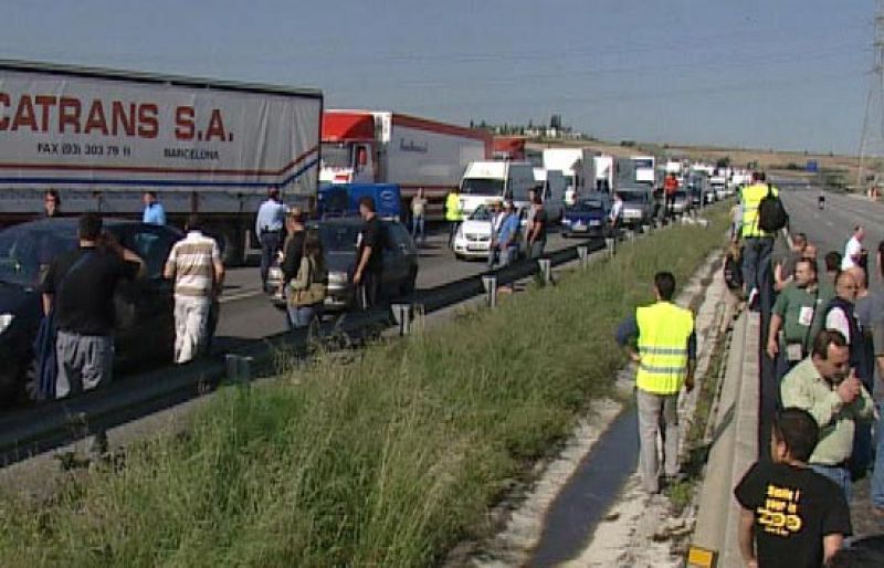 Momento en que unos camioneros cortan la autopista AP-7 en Barcelona.