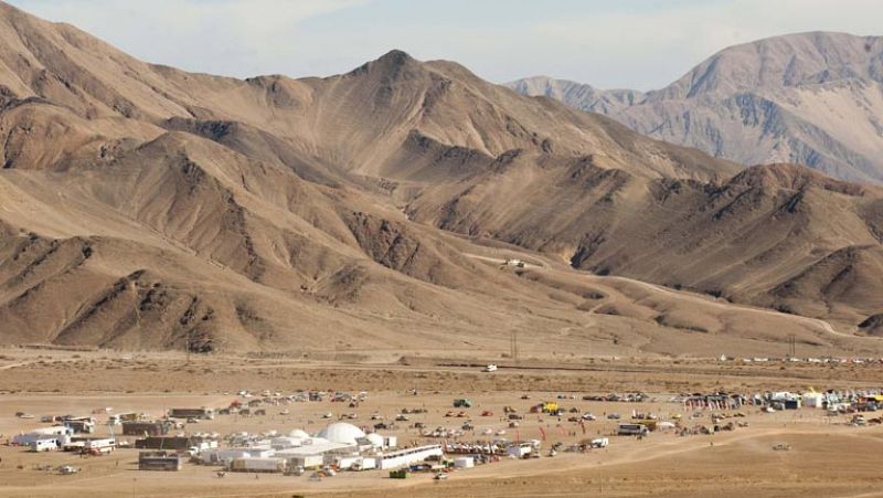 El traslado de la caravana del Dakar por la suspensión de la sexta etapa dejó imágenes curiosas.