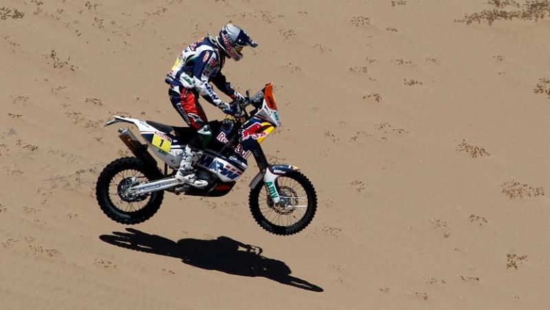 Tras la suspensión de la etapa anterior, los pilotos se adentran en las dunas del desierto de Atacama. Marc Coma logra la victoria en motos y recorta distancias con Cyril Despres. Nasser Al-Attiyah triunfa en coches y se afianza en la general.