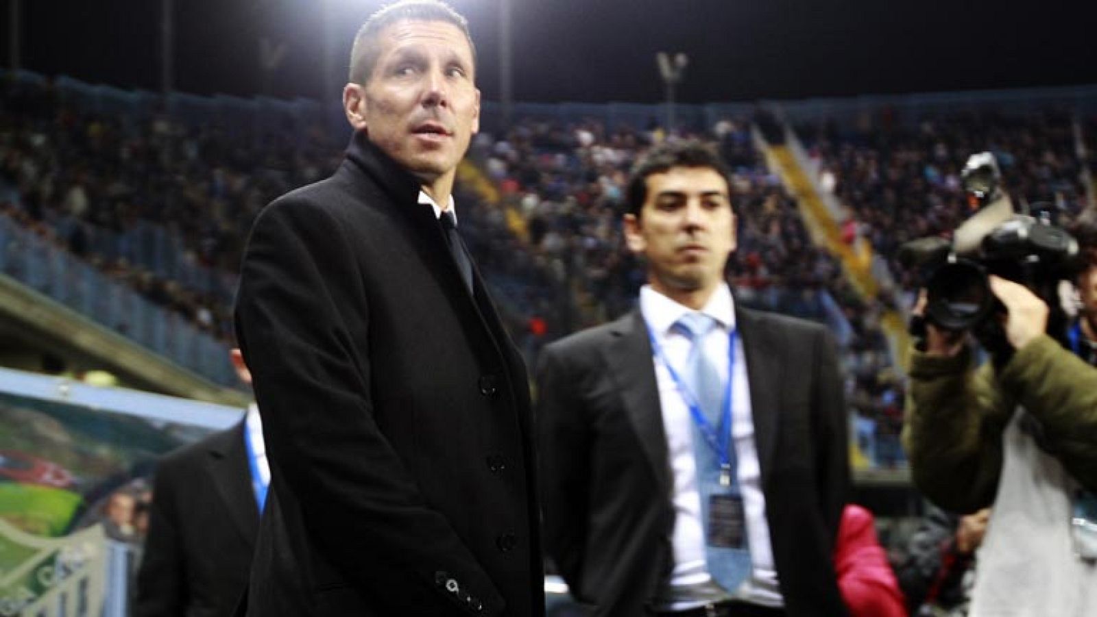 Todos los ojos, sobre Simeone 