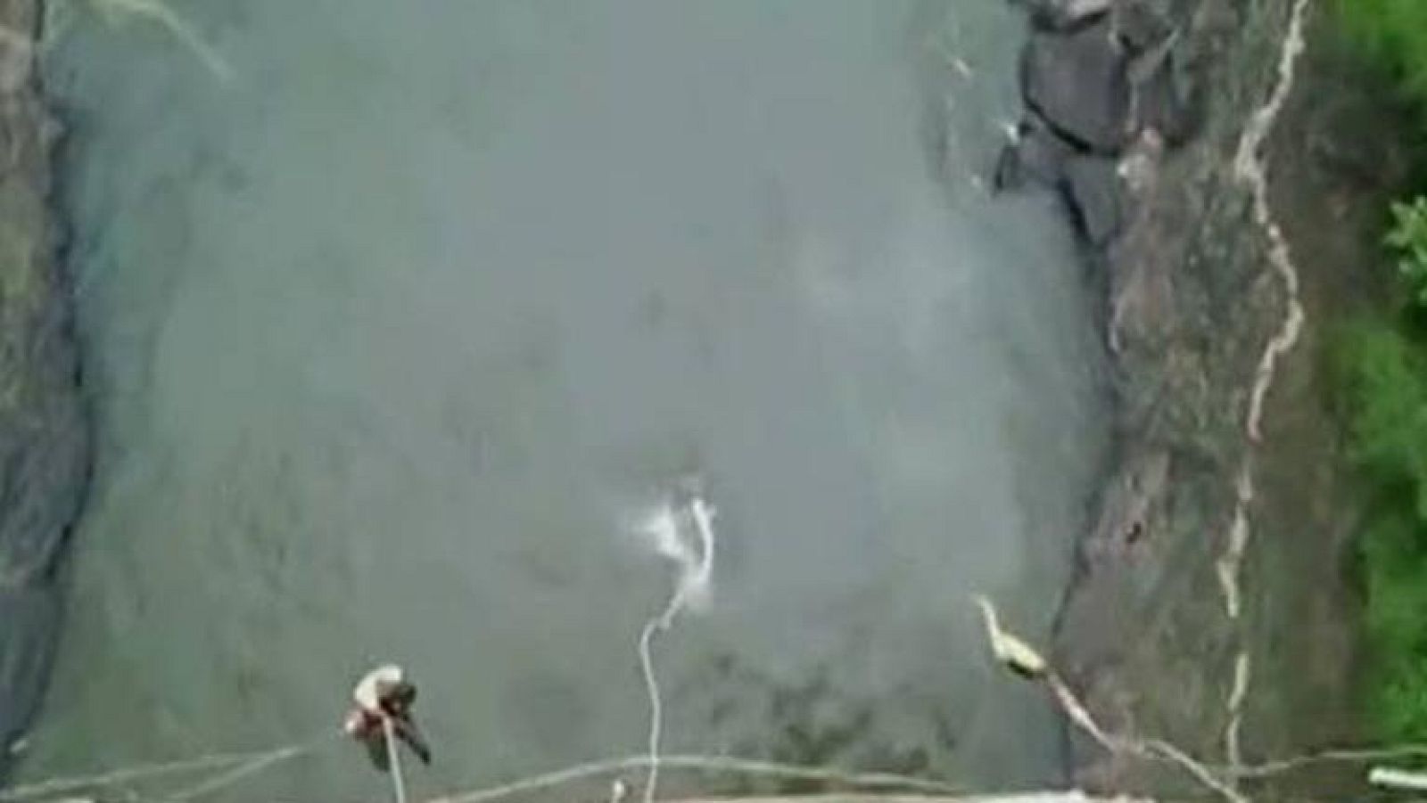 El peor 'puenting' posible: cuerda rota y cocodrilos | Ver