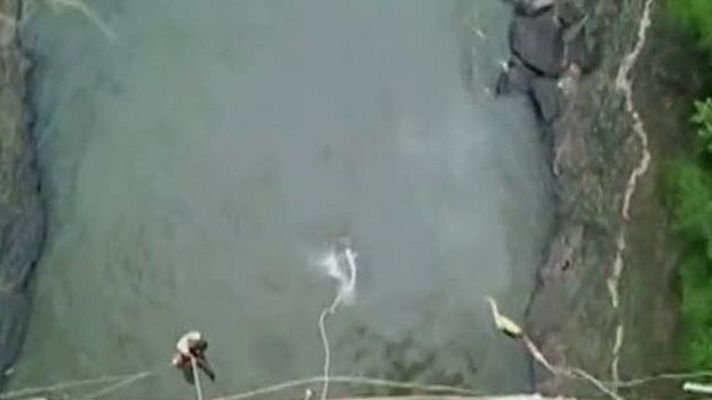 Telediario 1 - El peor 'puenting' posible: cuerda rota y cocodrilos