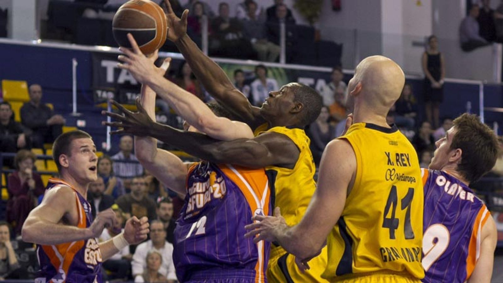El Valencia Basket arañó una balsámica victoria a domicilio ante un diluido Gran Canaria 2014 que con tres derrotas consecutivas se estaciona en la parte baja de la clasificación (63-71).