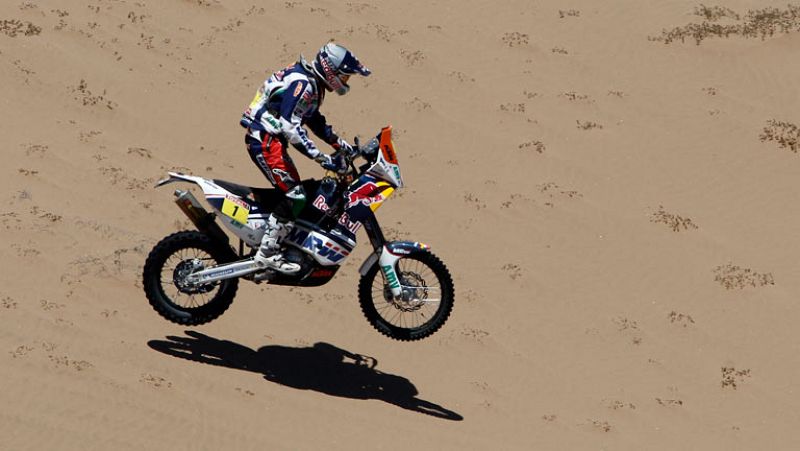 El Dakar se ha vuelto a poner en marcha después de la jornada de descanso del domingo, con una etapa entre Copiapó y Antofagasta, en Chile, con más de 450 kilómetros de especial, la más larga de esta edición...Una buena ocasión para que Marc Coma tra