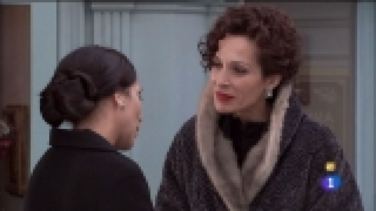 Amar en tiempos revueltos - T7 - Capítulo 86 - Angélica no está dispuesta a perder tiempo quitando telarañas a las antigüedades - Ver ahora